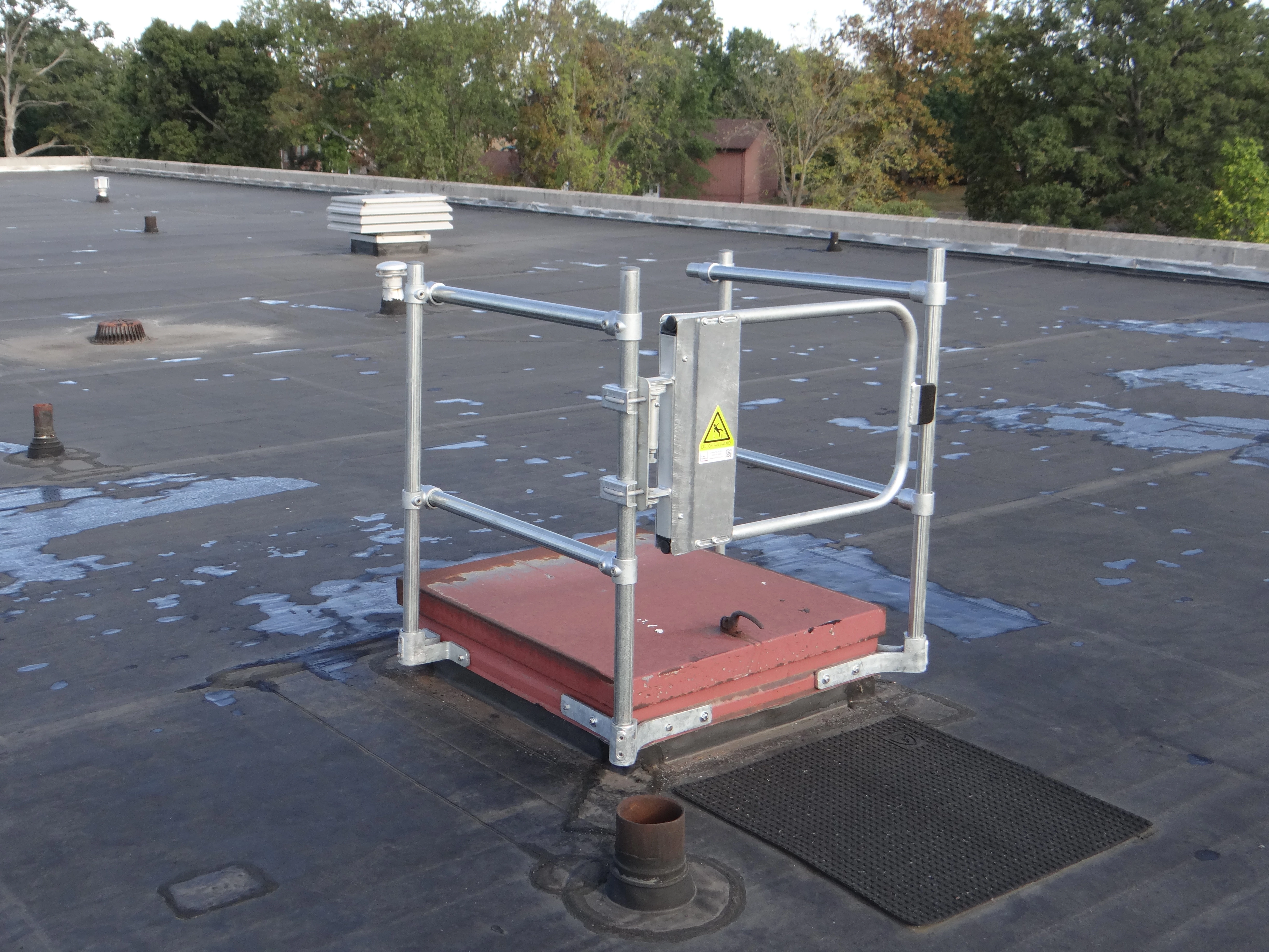 Roof railing for hatch on a flat roof